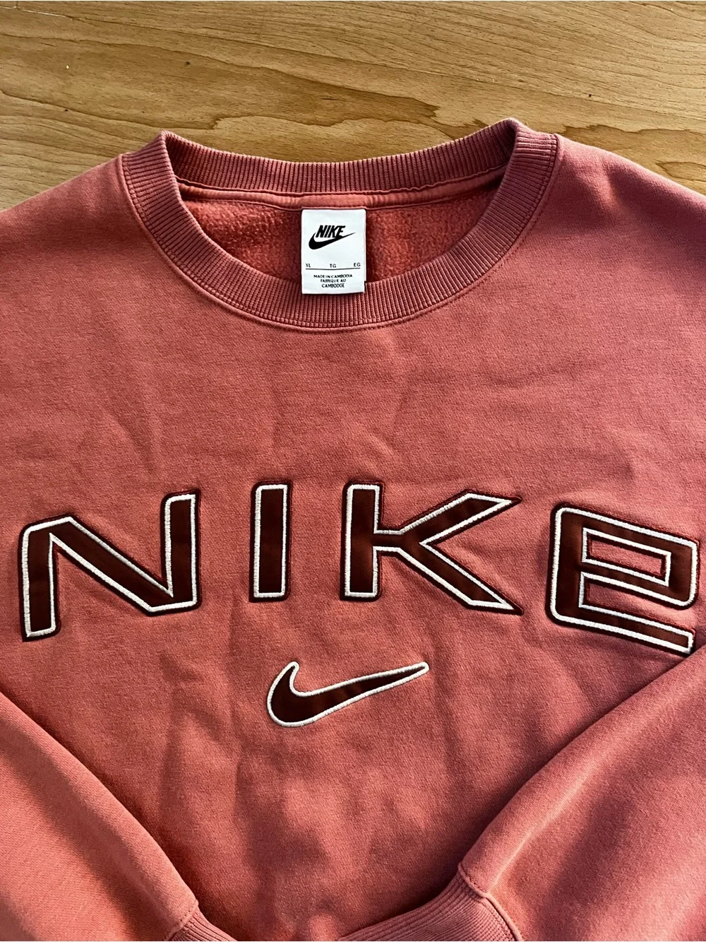 Nike oversized wide sleeve Dusty Rose Crewneck Sweatshirt with Embroidered Logo - Picture 2 of 6